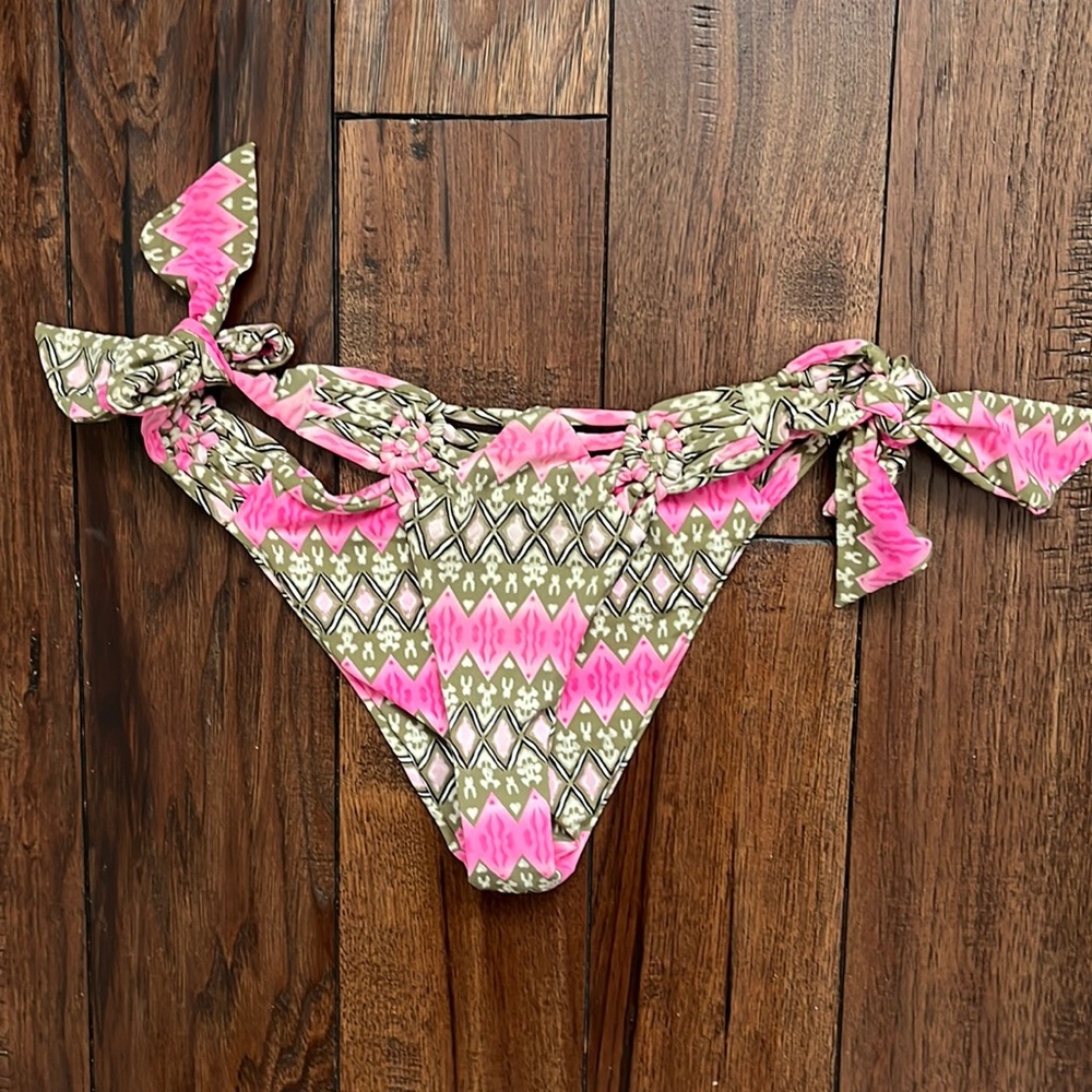 Frankie’s bikinis Meidum pink print bottoms
